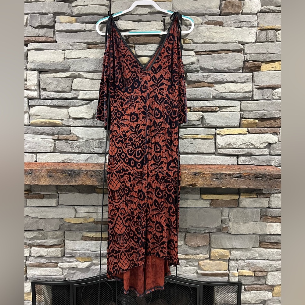 Alexia Admor velvet floral midi dress bell sleeved v neck size large red roses